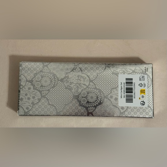 Mini Cardigan Ornament Set - Picture 3 of 3